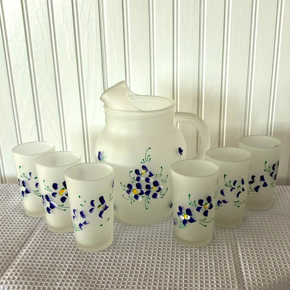 Vintage Frosted Glass Pitcher & 6 Glasses. Pitcher Holds 1 Quart, Glasses 4 Oz.
